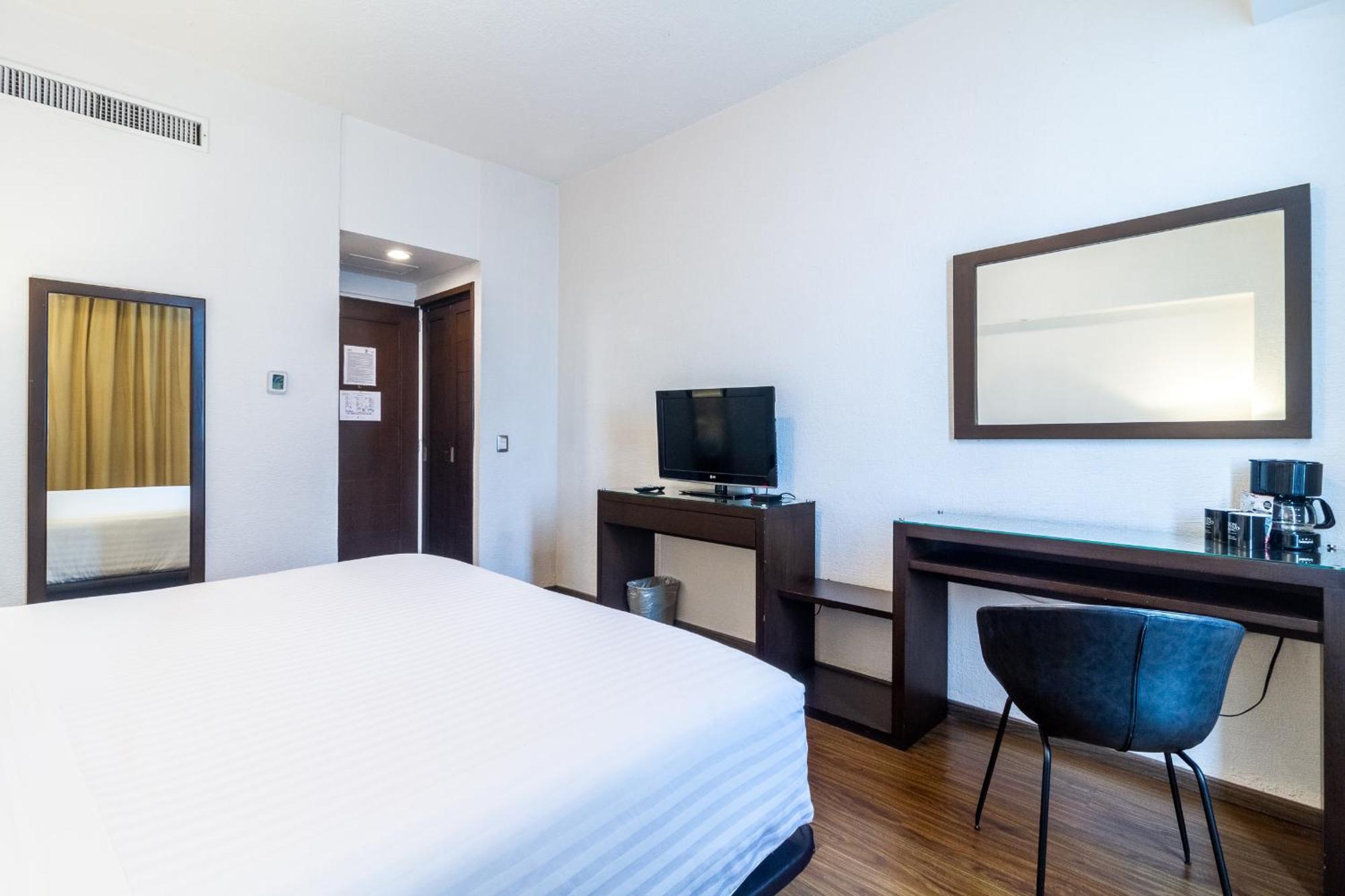 Meson Ejecutivo Guadalajara Minerva - Av Mexico Hotel Kültér fotó
