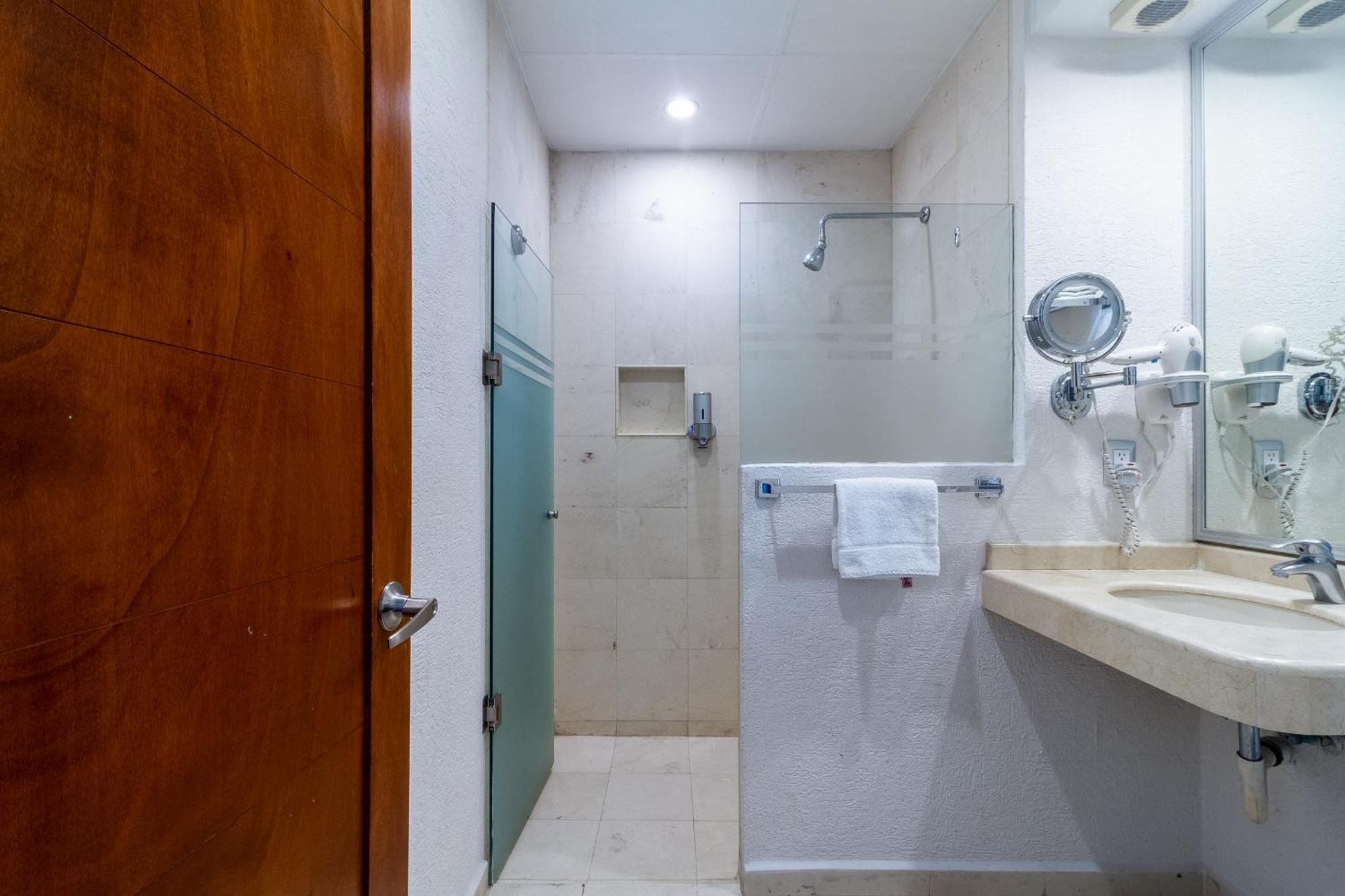 Meson Ejecutivo Guadalajara Minerva - Av Mexico Hotel Kültér fotó