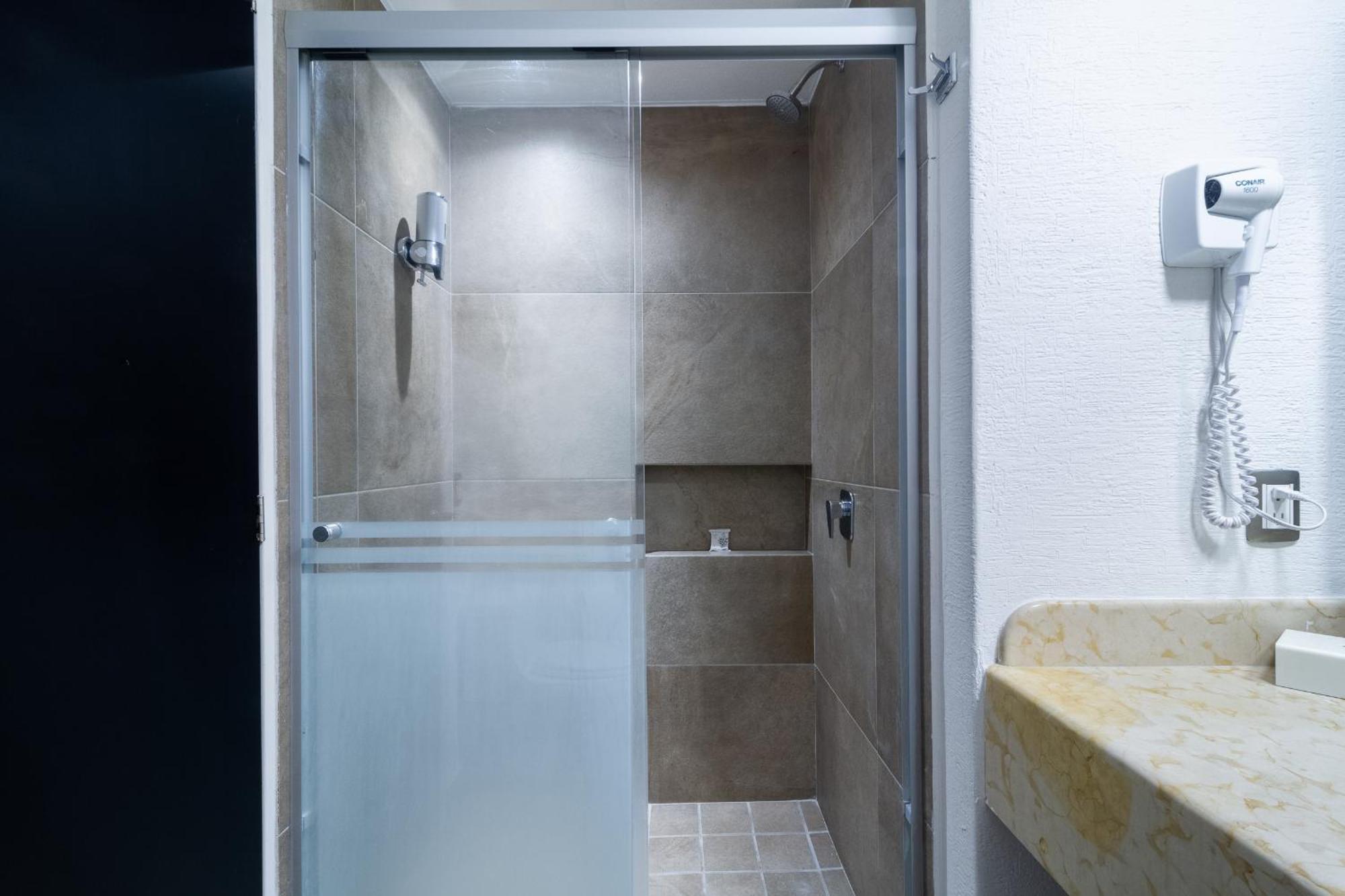 Meson Ejecutivo Guadalajara Minerva - Av Mexico Hotel Kültér fotó